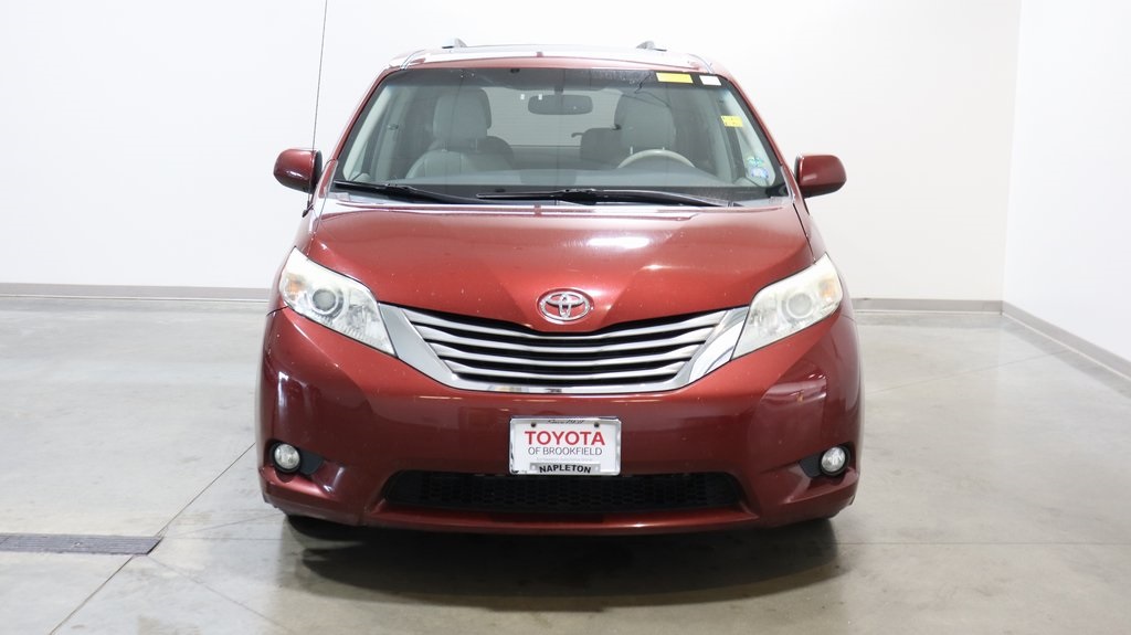 2013 Toyota Sienna XLE 2