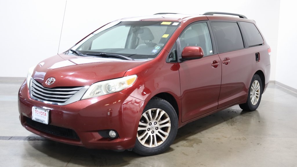 2013 Toyota Sienna XLE 3