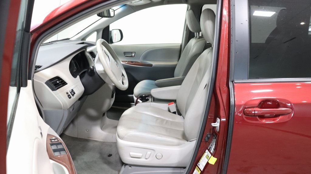 2013 Toyota Sienna XLE 18