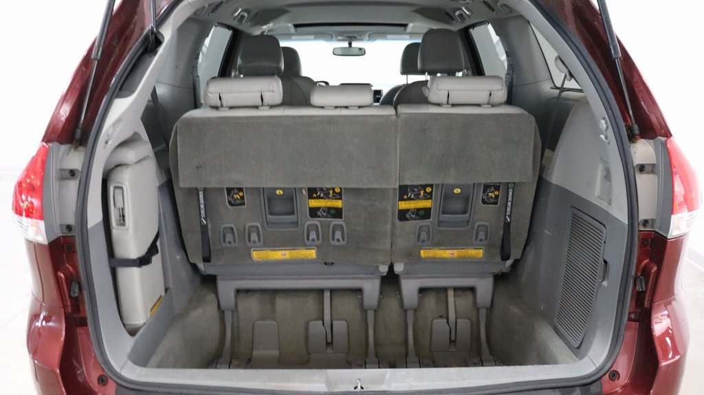 2013 Toyota Sienna XLE 23