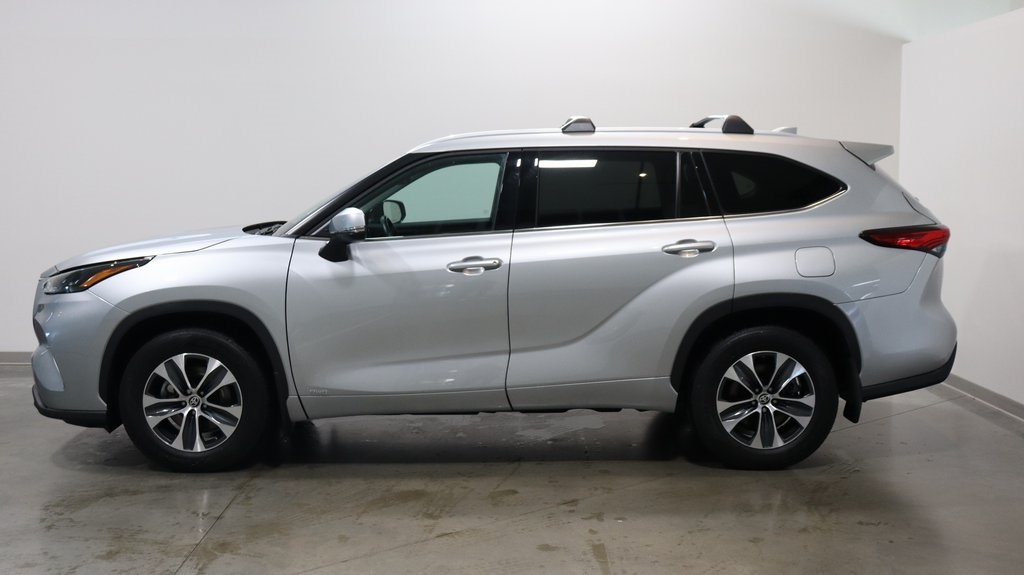 2022 Toyota Highlander Hybrid XLE 4