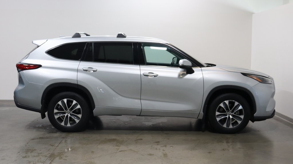 2022 Toyota Highlander Hybrid XLE 8