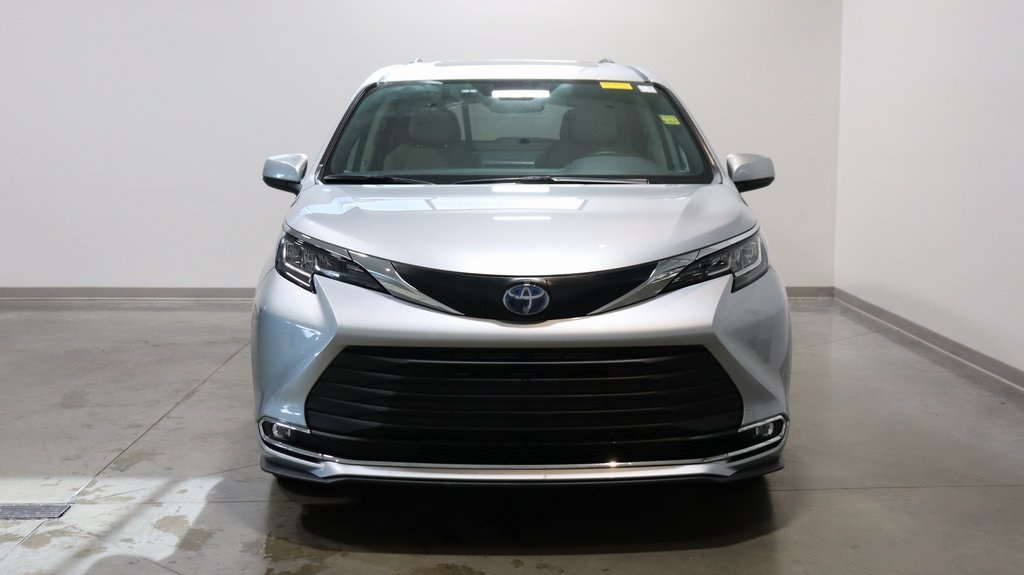 2023 Toyota Sienna XLE 2