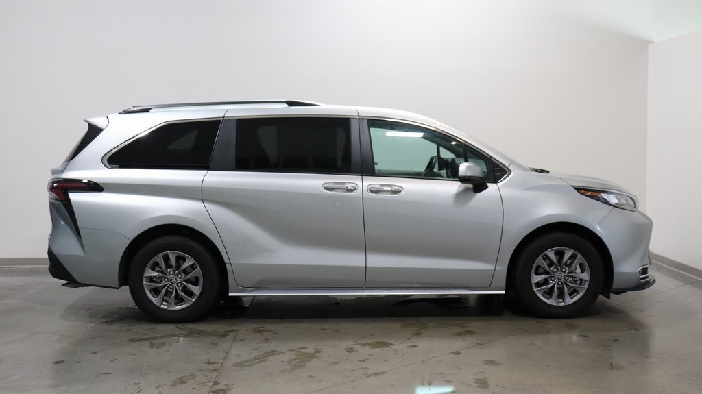 2023 Toyota Sienna XLE 8