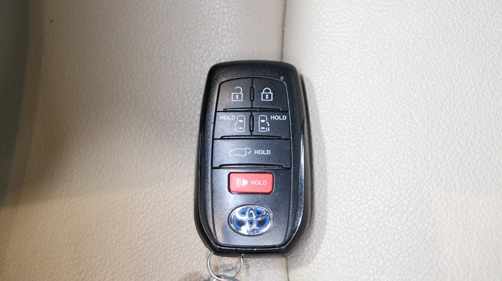 2023 Toyota Sienna XLE 28