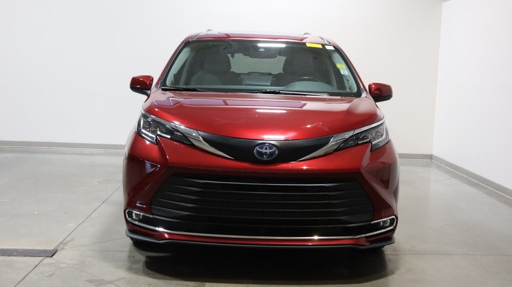 2021 Toyota Sienna XLE 2