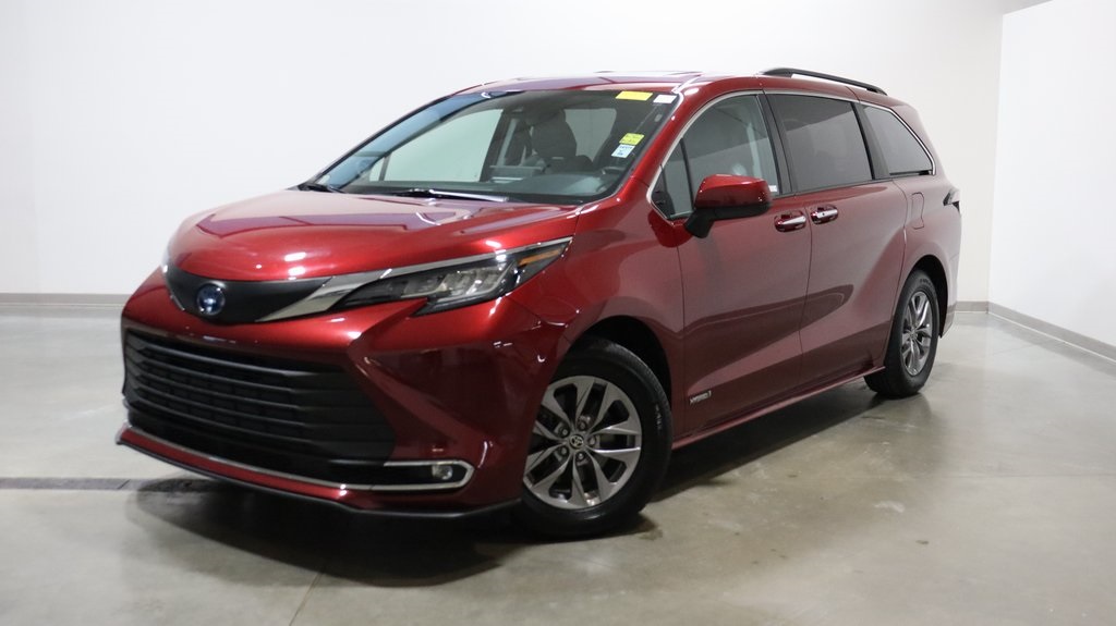 2021 Toyota Sienna XLE 3