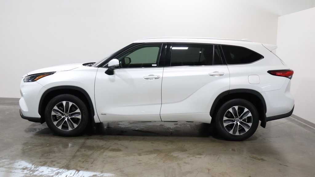 2022 Toyota Highlander Hybrid XLE 4