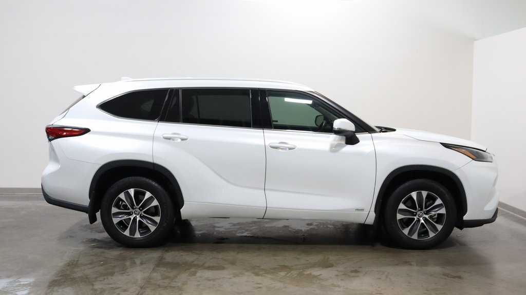 2022 Toyota Highlander Hybrid XLE 8