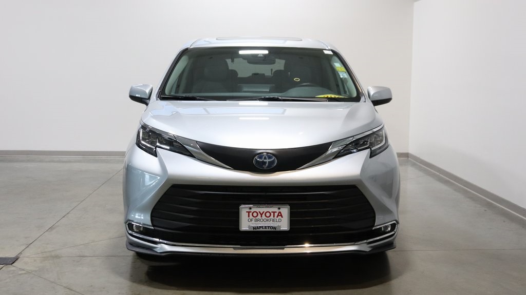 2021 Toyota Sienna XLE 2