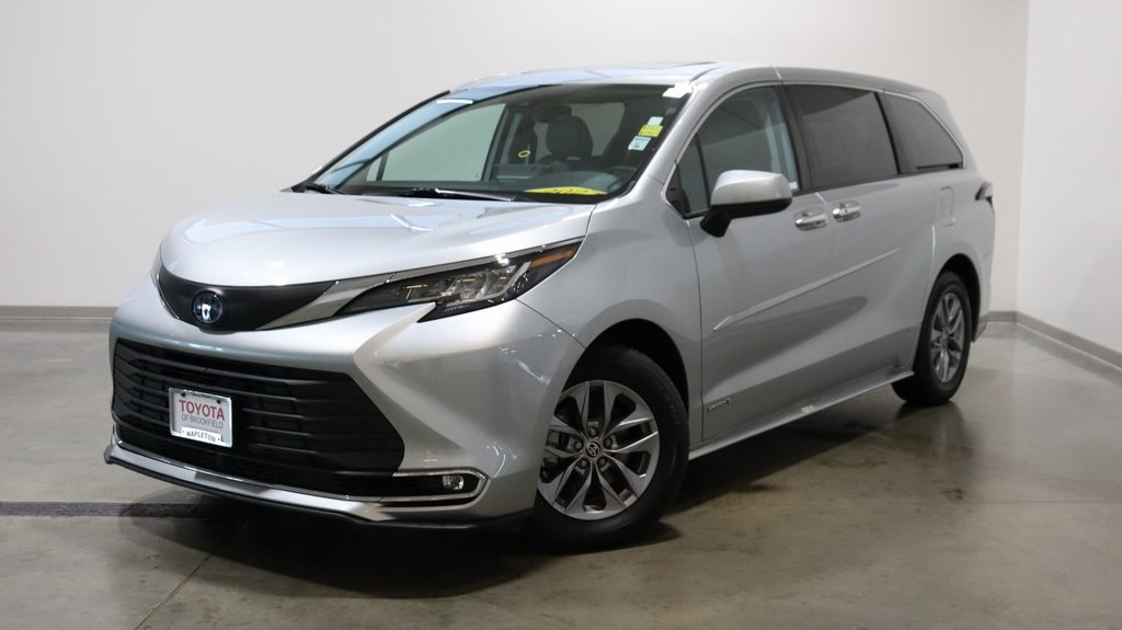 2021 Toyota Sienna XLE 3