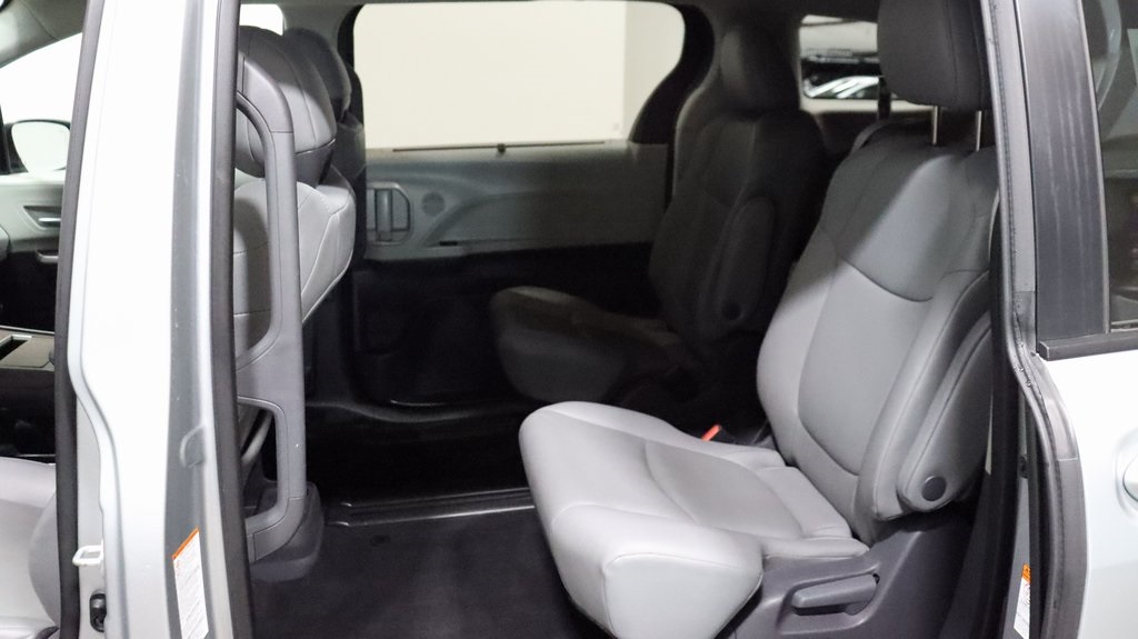 2021 Toyota Sienna XLE 24