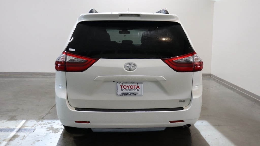 2020 Toyota Sienna XLE 6