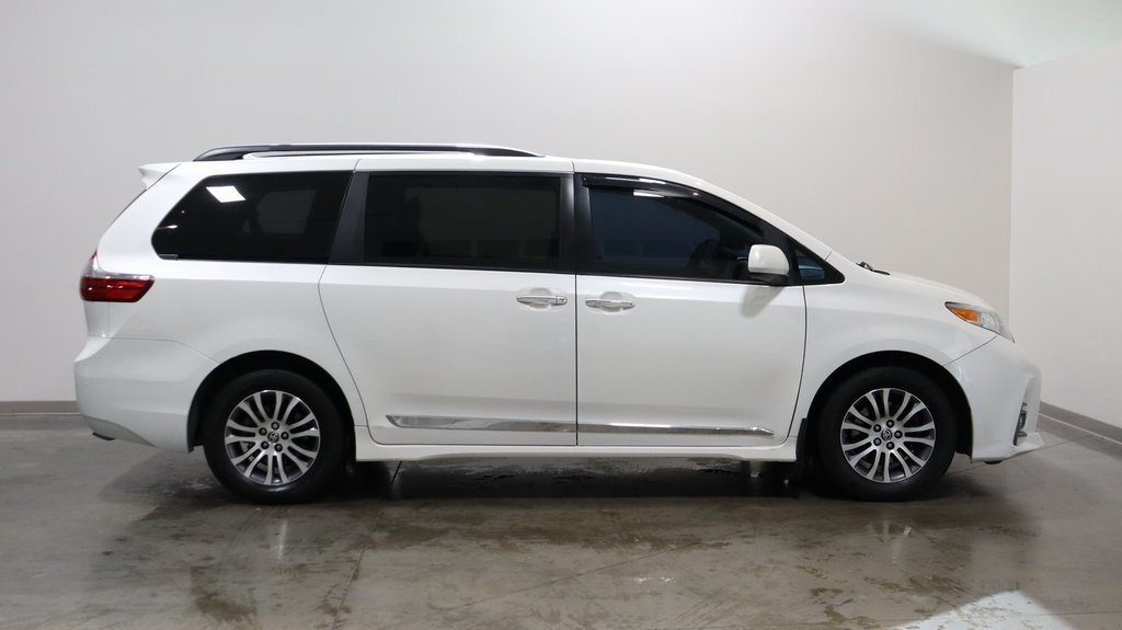 2020 Toyota Sienna XLE 8