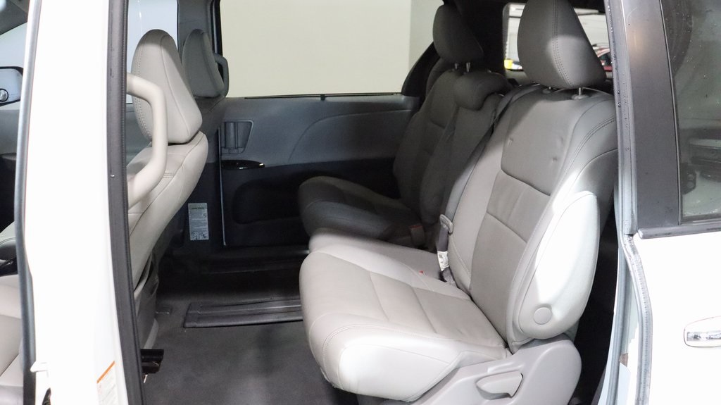 2020 Toyota Sienna XLE 24