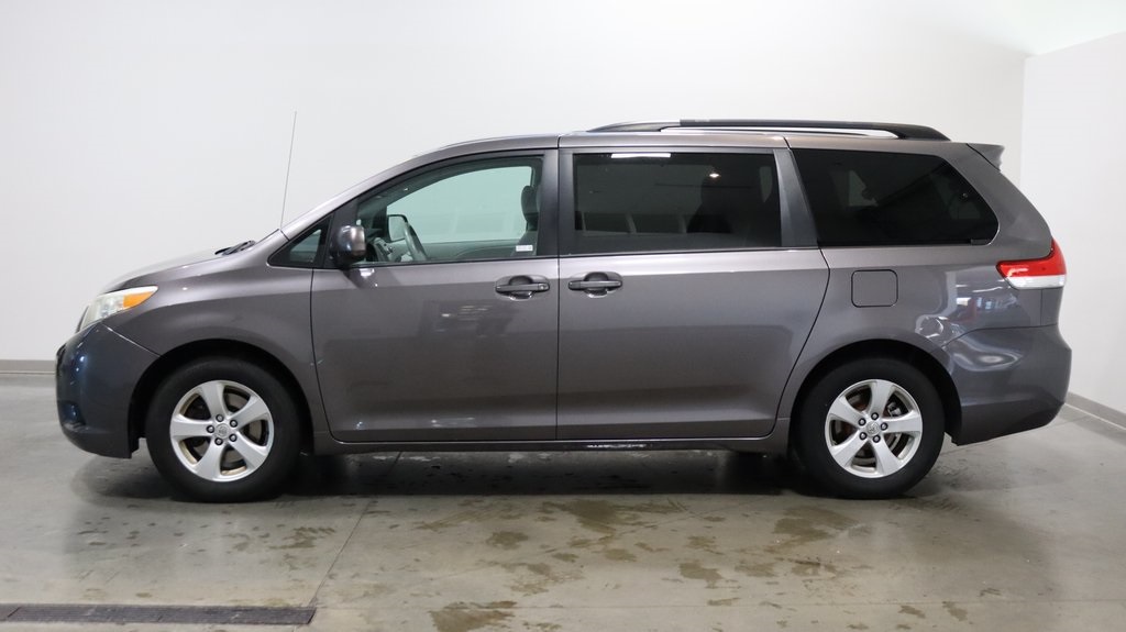 2013 Toyota Sienna LE 4