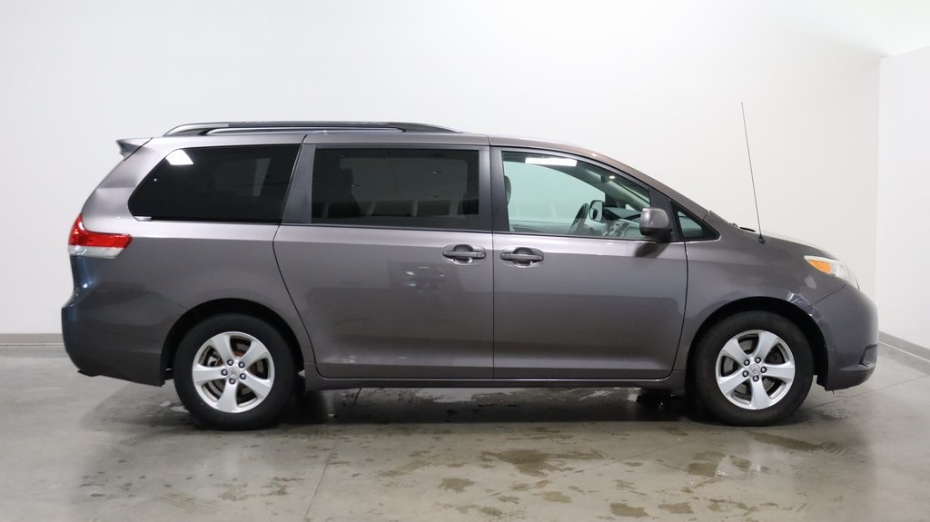 2013 Toyota Sienna LE 8