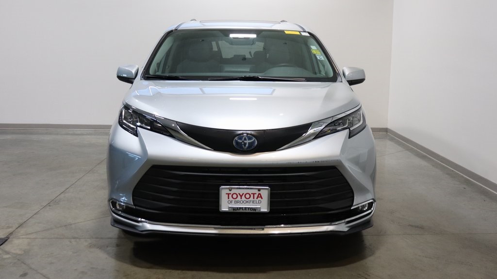 2021 Toyota Sienna XLE 2