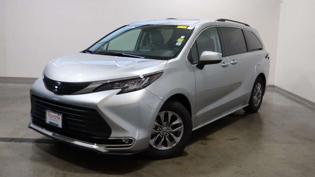 2021 Toyota Sienna XLE 3