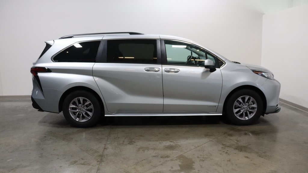 2021 Toyota Sienna XLE 8