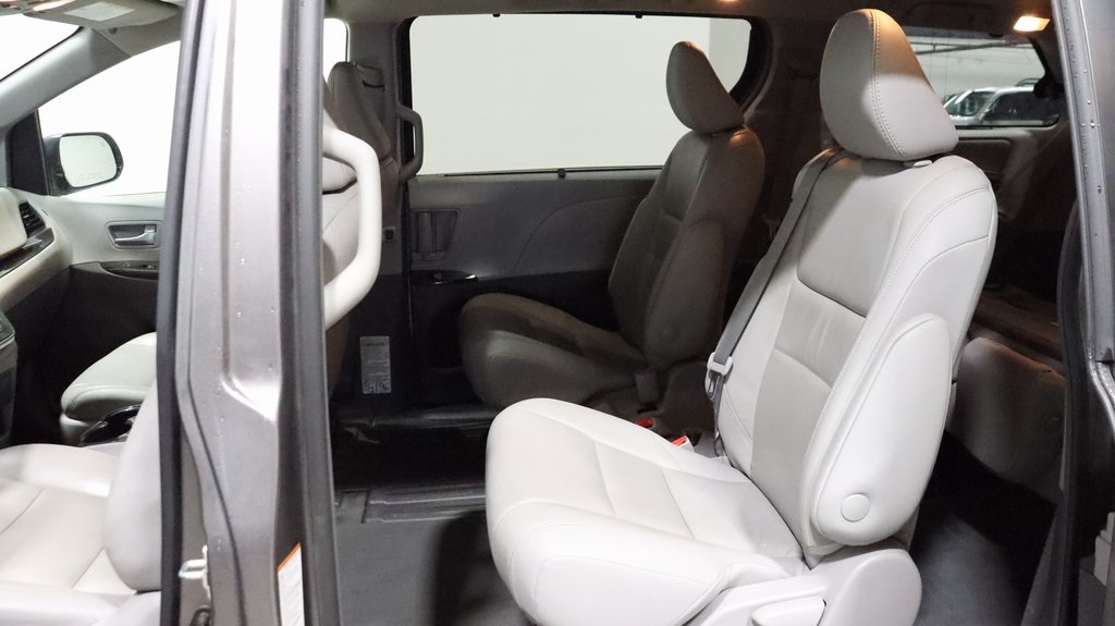 2019 Toyota Sienna XLE Premium 24