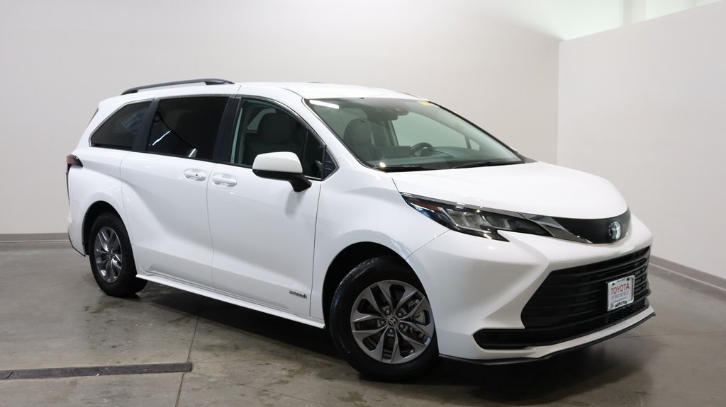 2021 Toyota Sienna LE 1