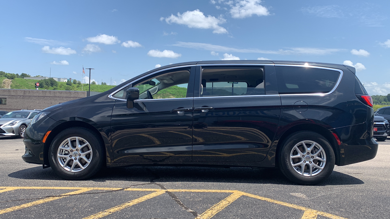 2023 Chrysler Voyager LX 4