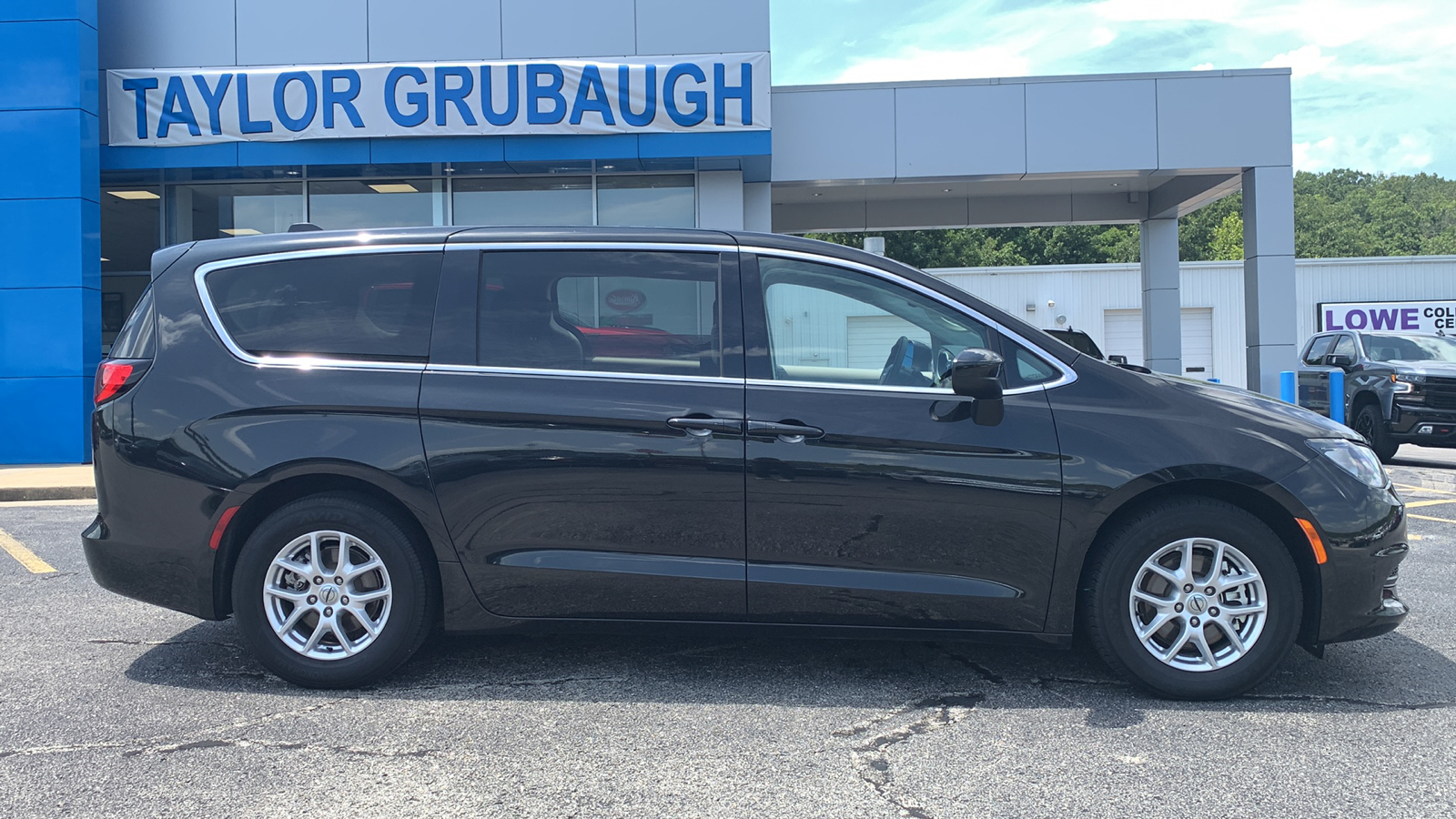 2023 Chrysler Voyager LX 12