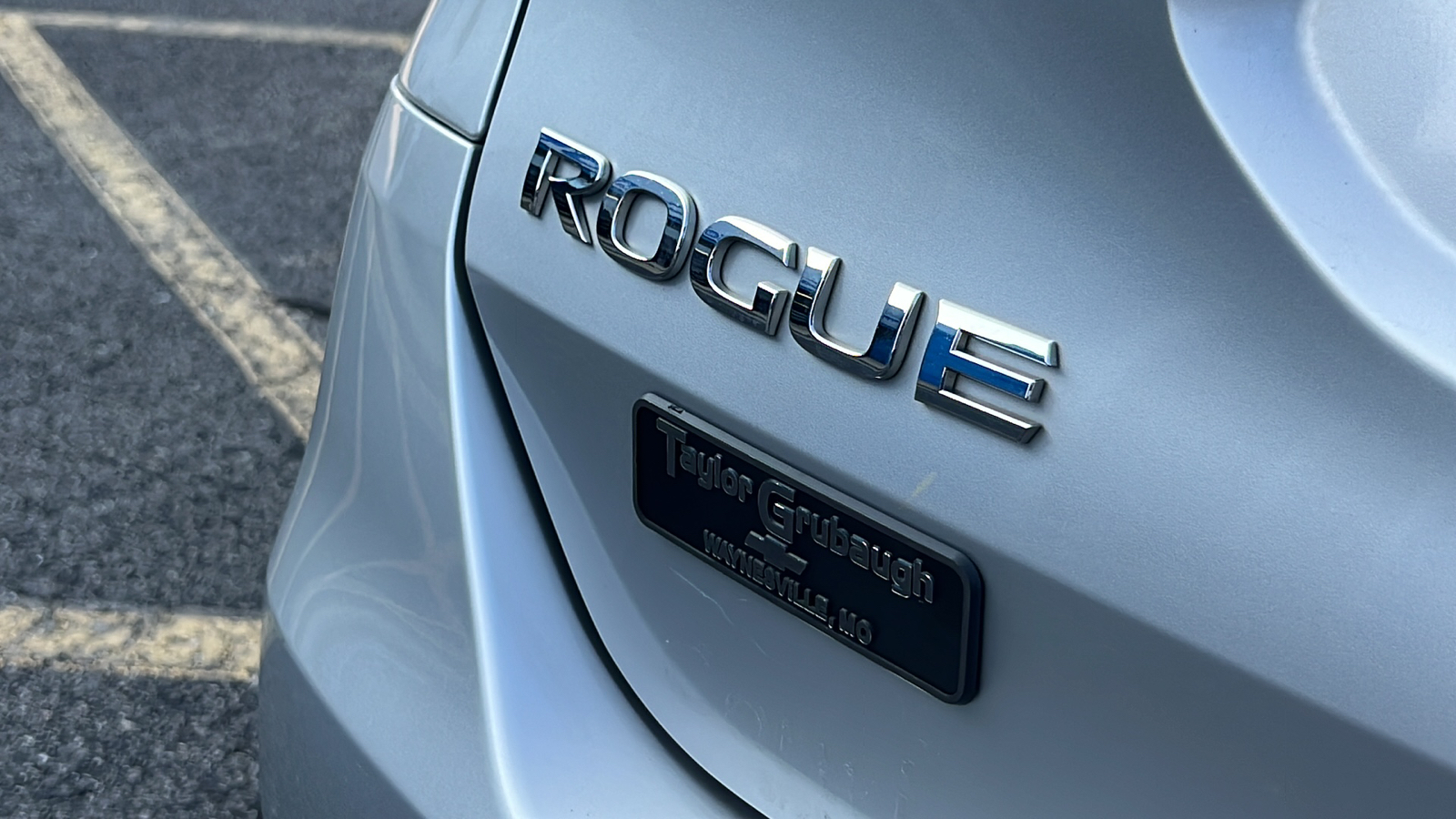 2016 Nissan Rogue SV 11