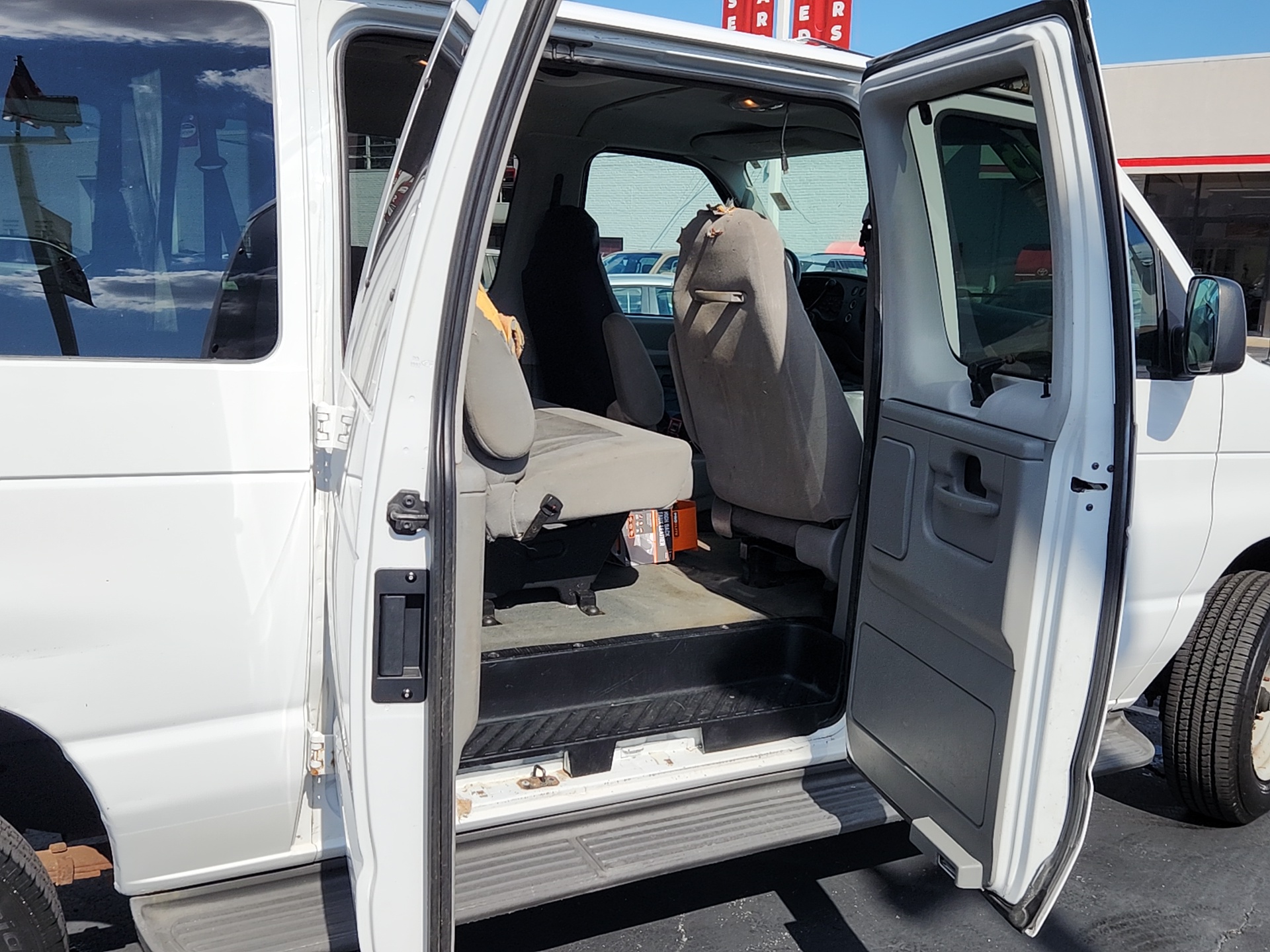 2007 Ford Econoline Wagon  21