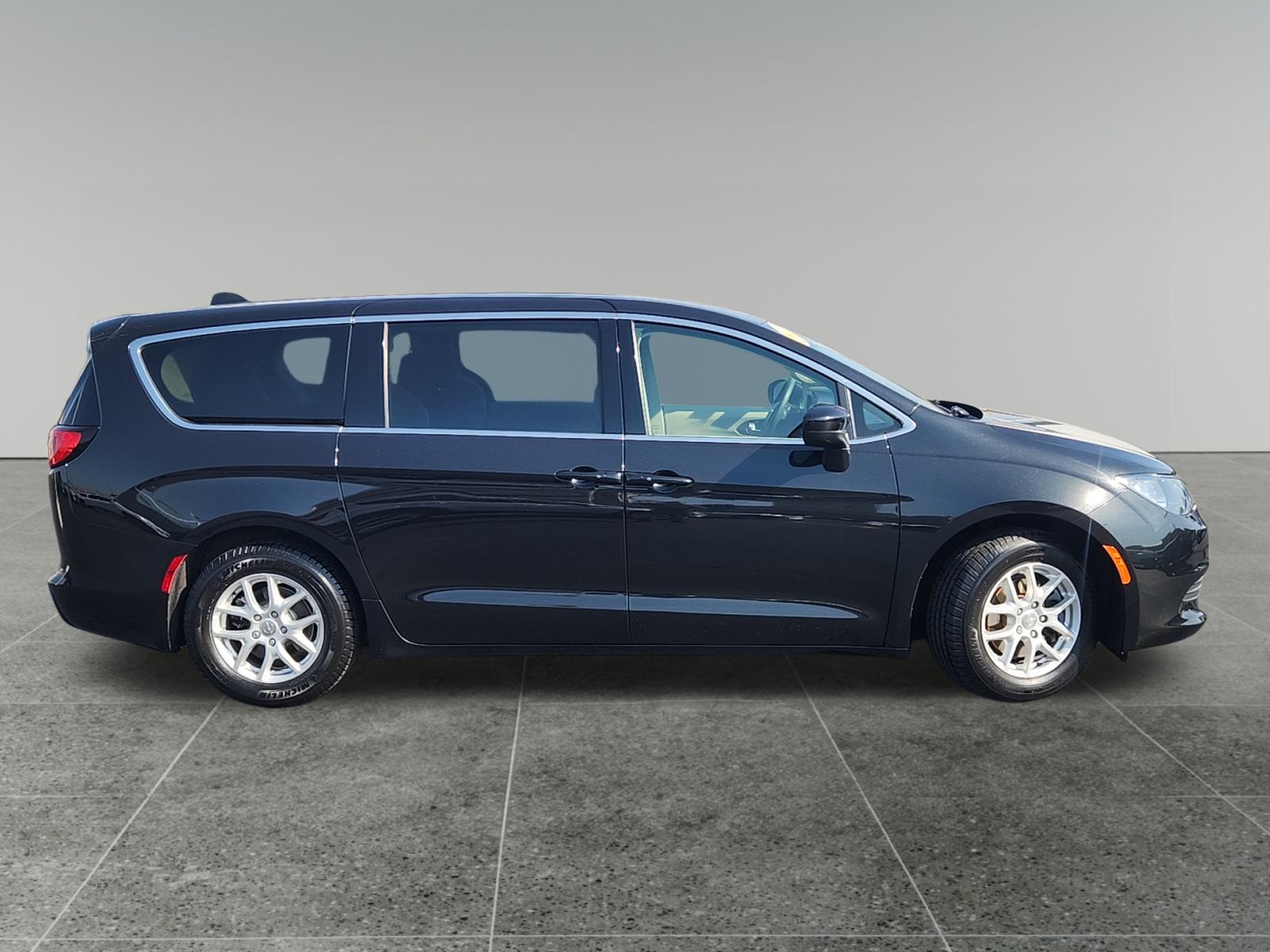 2017 Chrysler Pacifica Touring 8