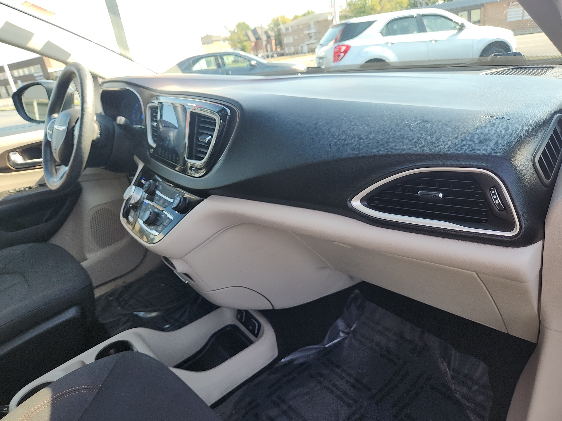 2017 Chrysler Pacifica Touring 30