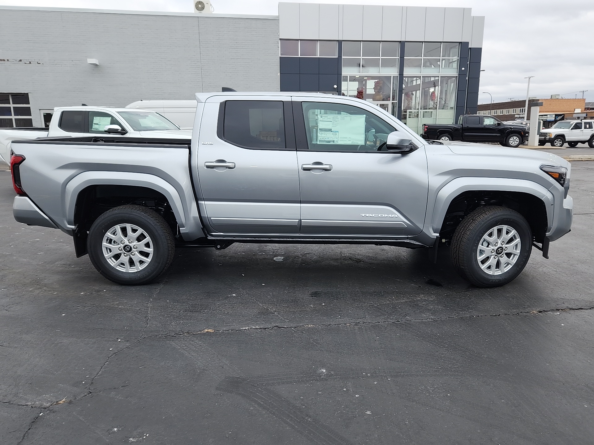 2024 Toyota Tacoma 4WD SR5 8