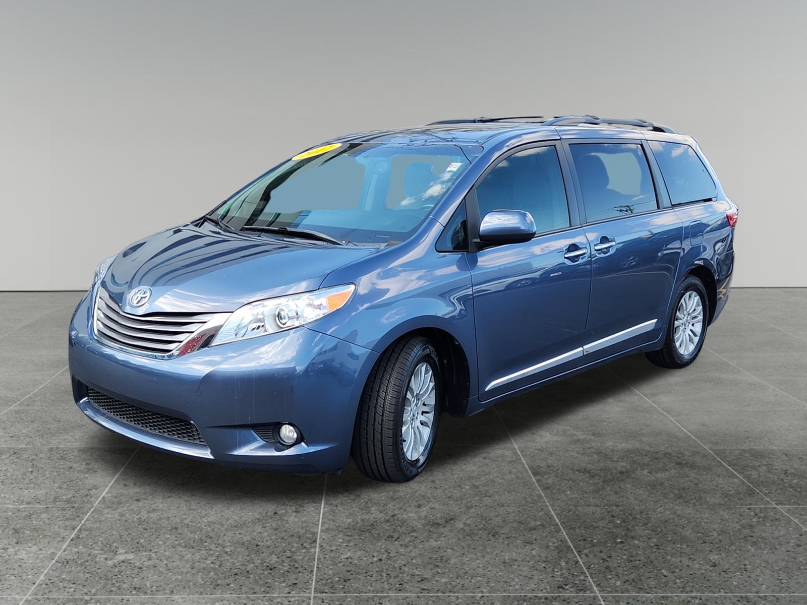 2017 Toyota Sienna Limited 3