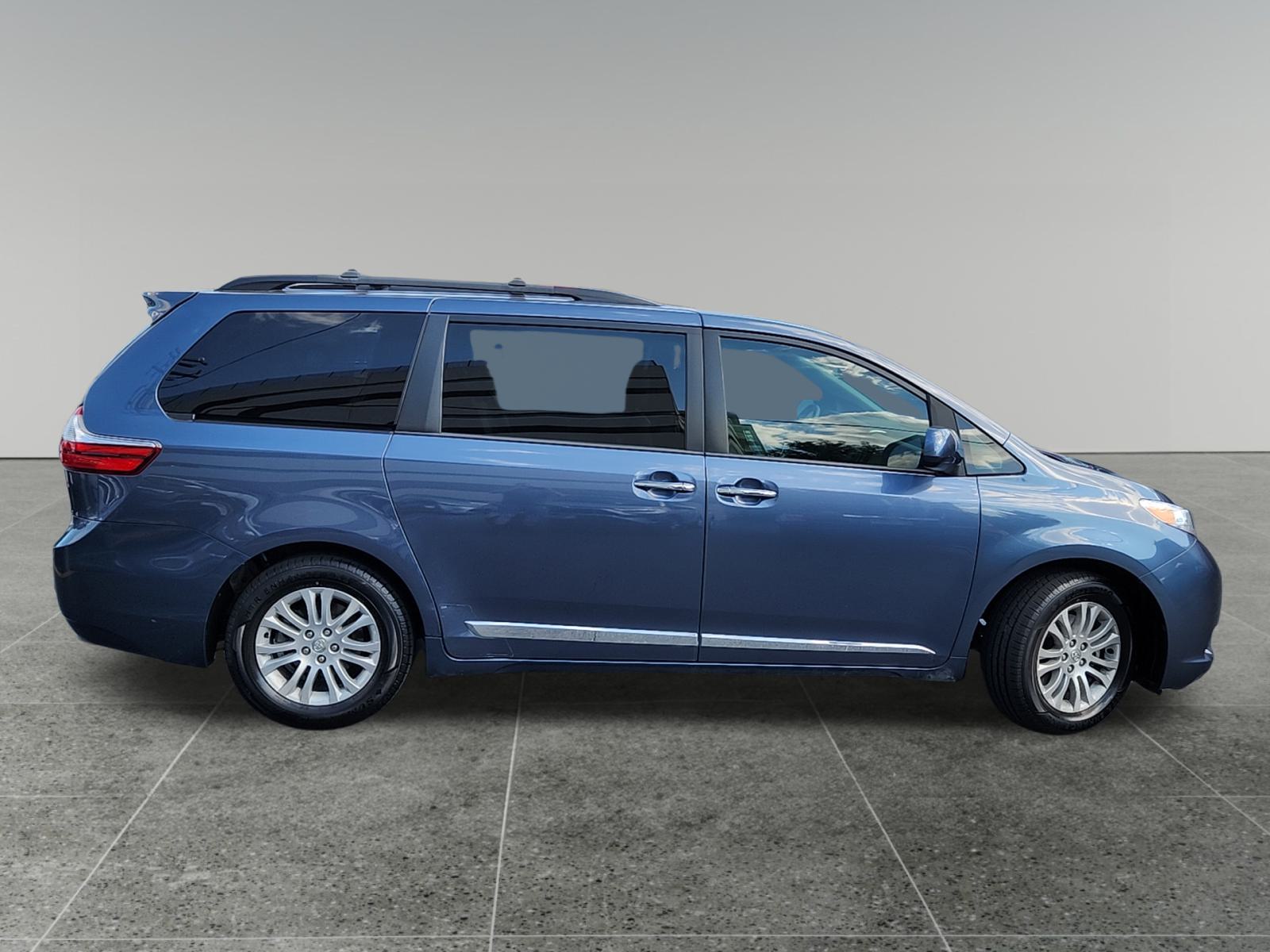 2017 Toyota Sienna Limited 8