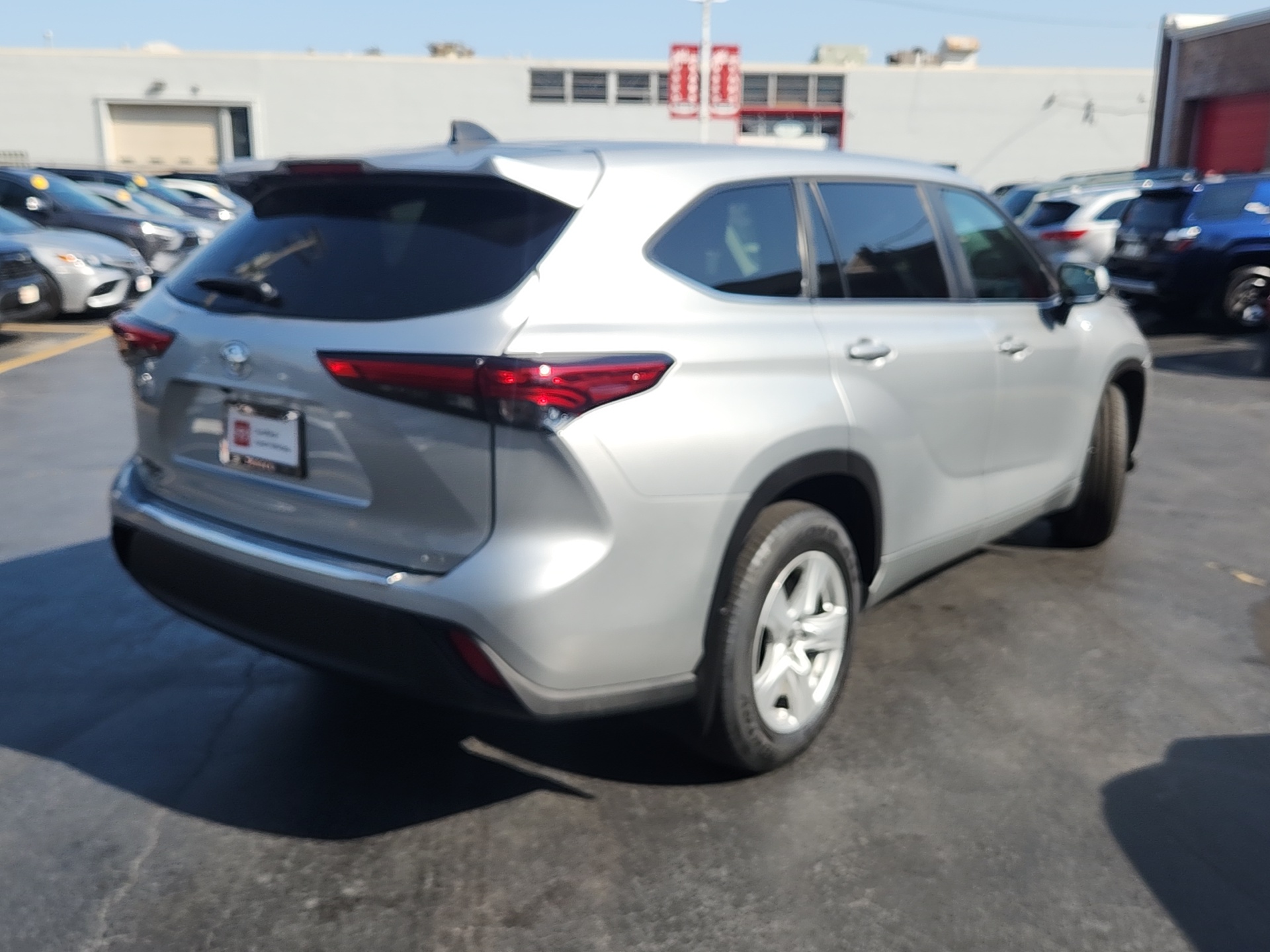 2023 Toyota Highlander LE 7