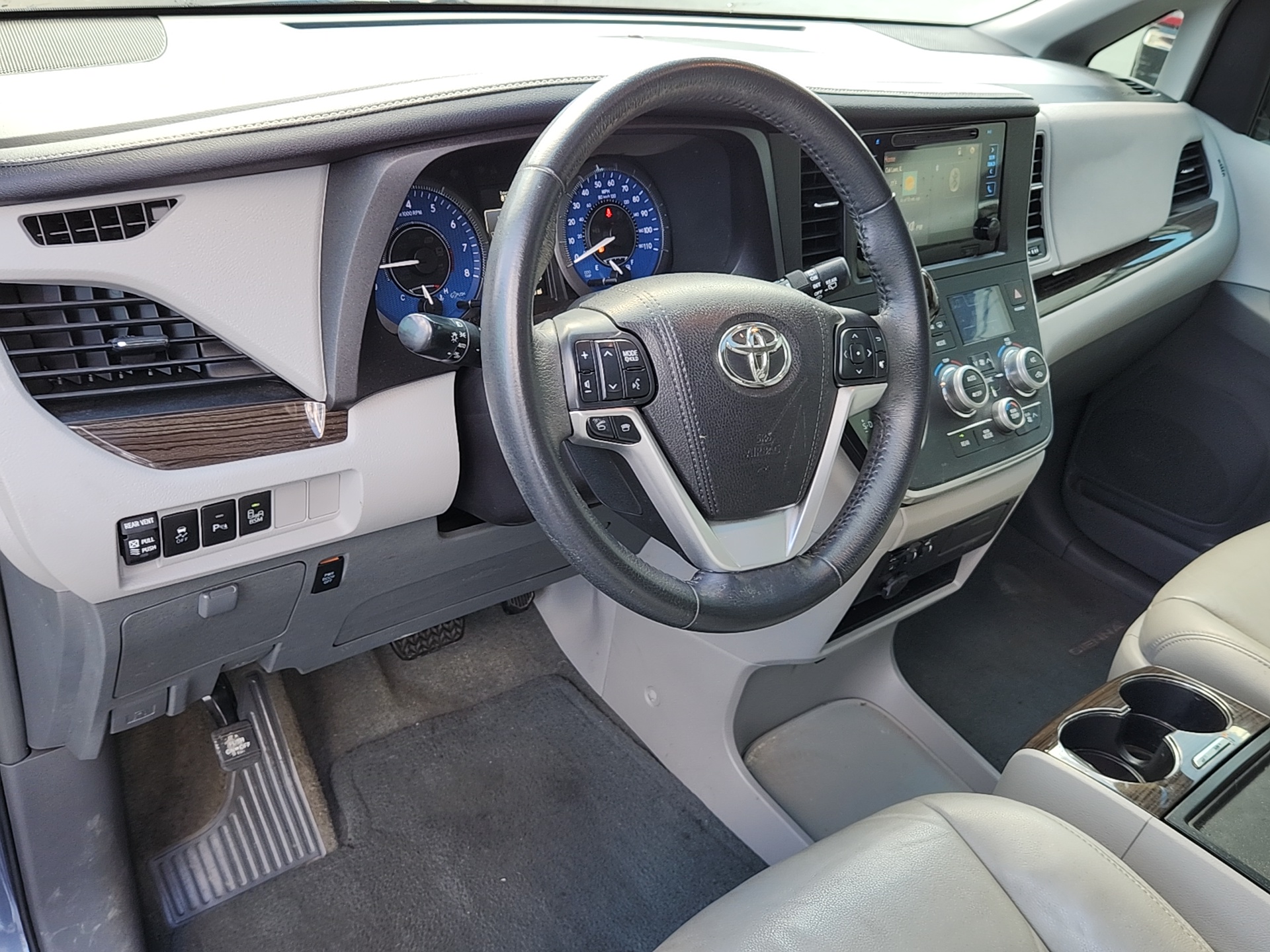 2017 Toyota Sienna Limited 11