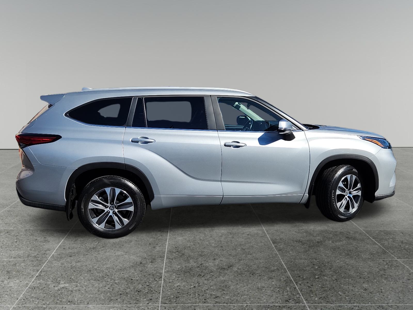 2023 Toyota Highlander XLE 8