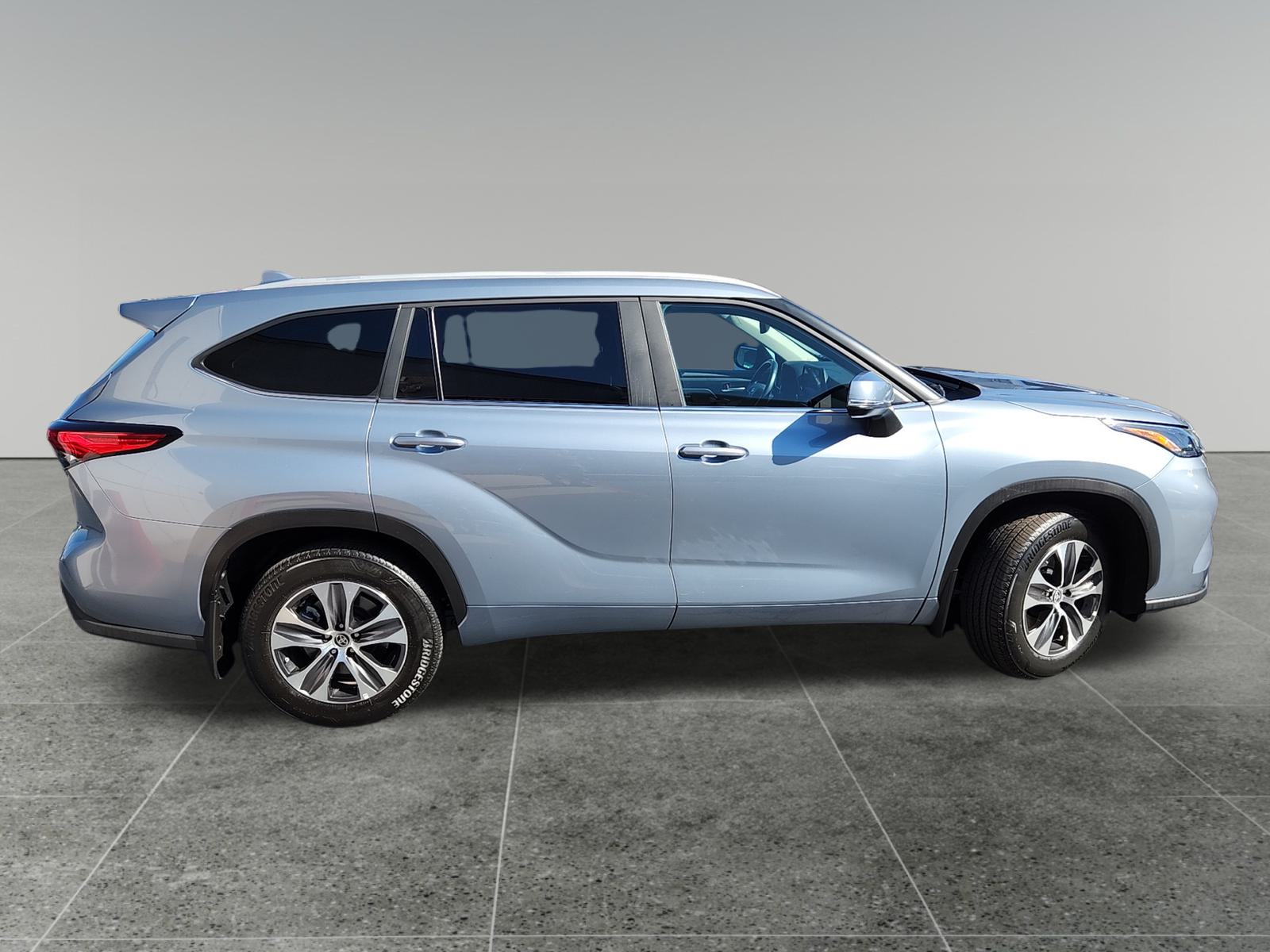 2023 Toyota Highlander XLE 8