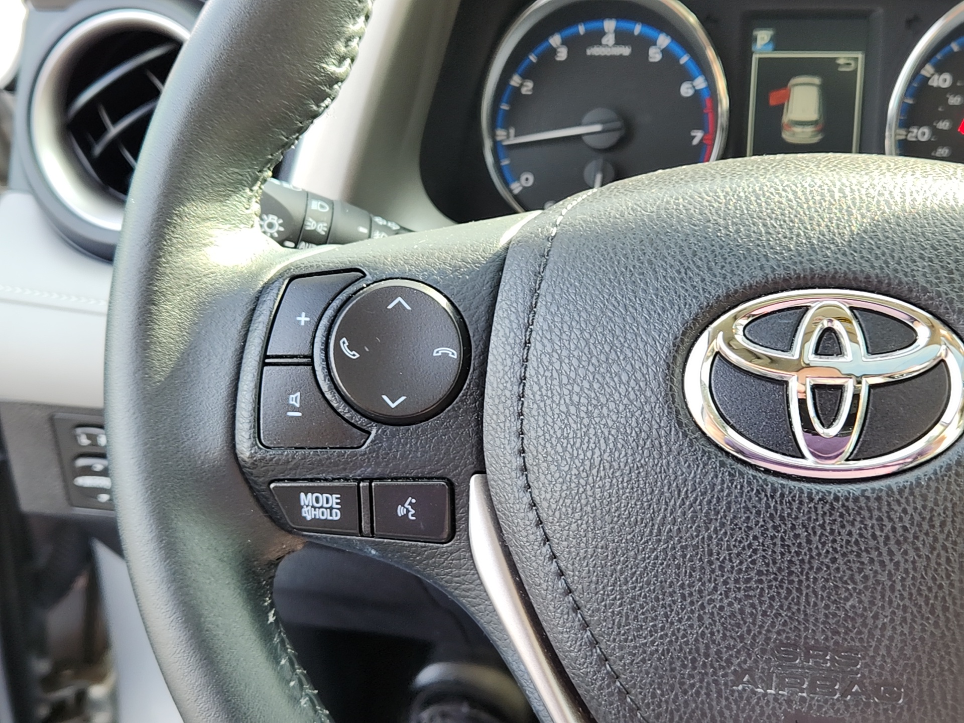 2016 Toyota RAV4 XLE 19