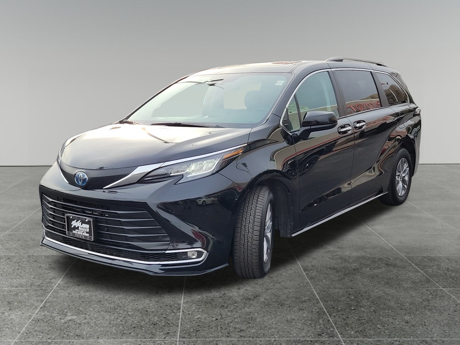 2023 Toyota Sienna XLE 3