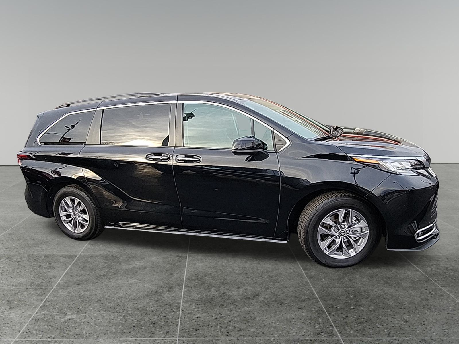 2023 Toyota Sienna XLE 8