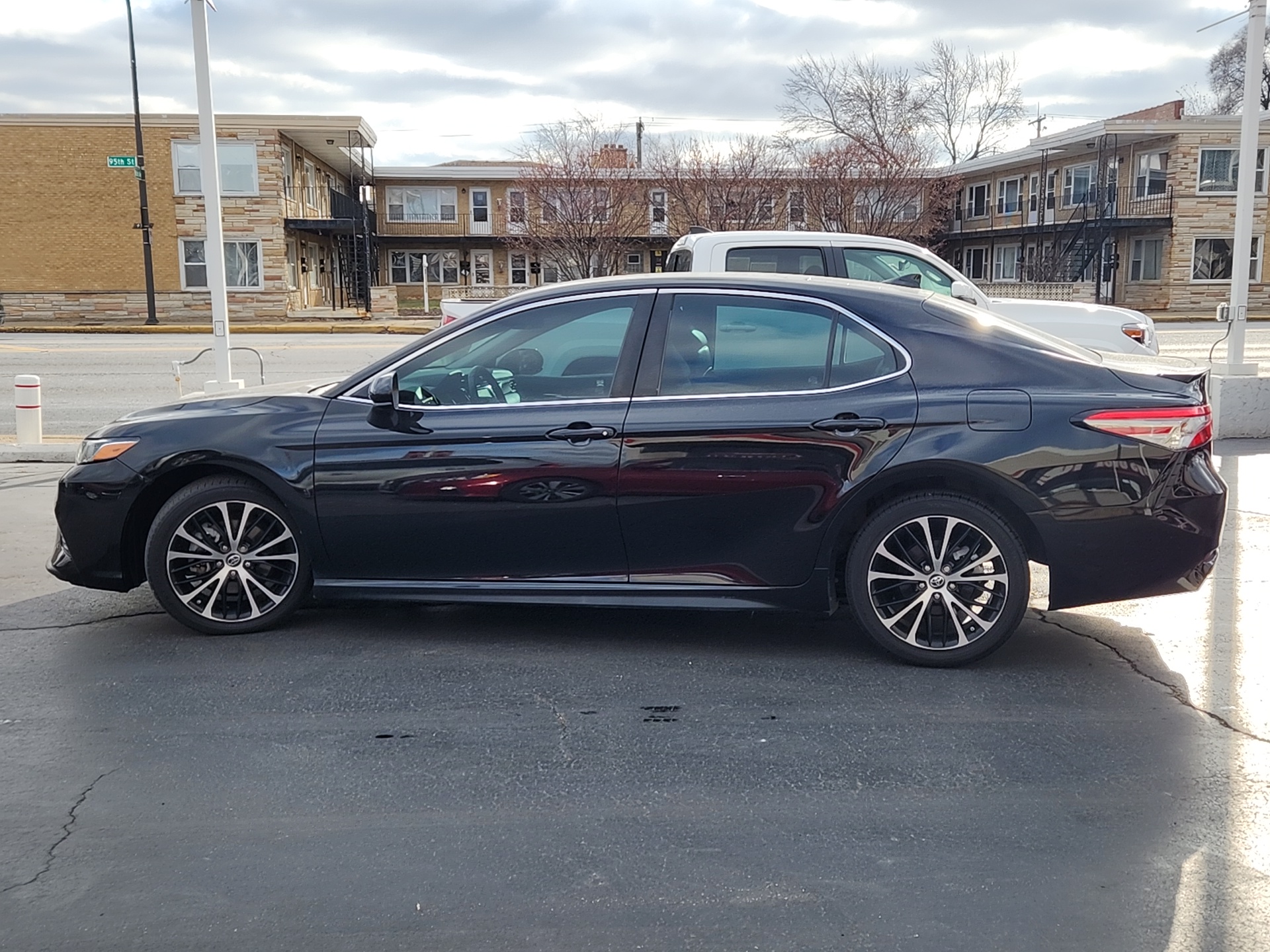 2019 Toyota Camry SE 4