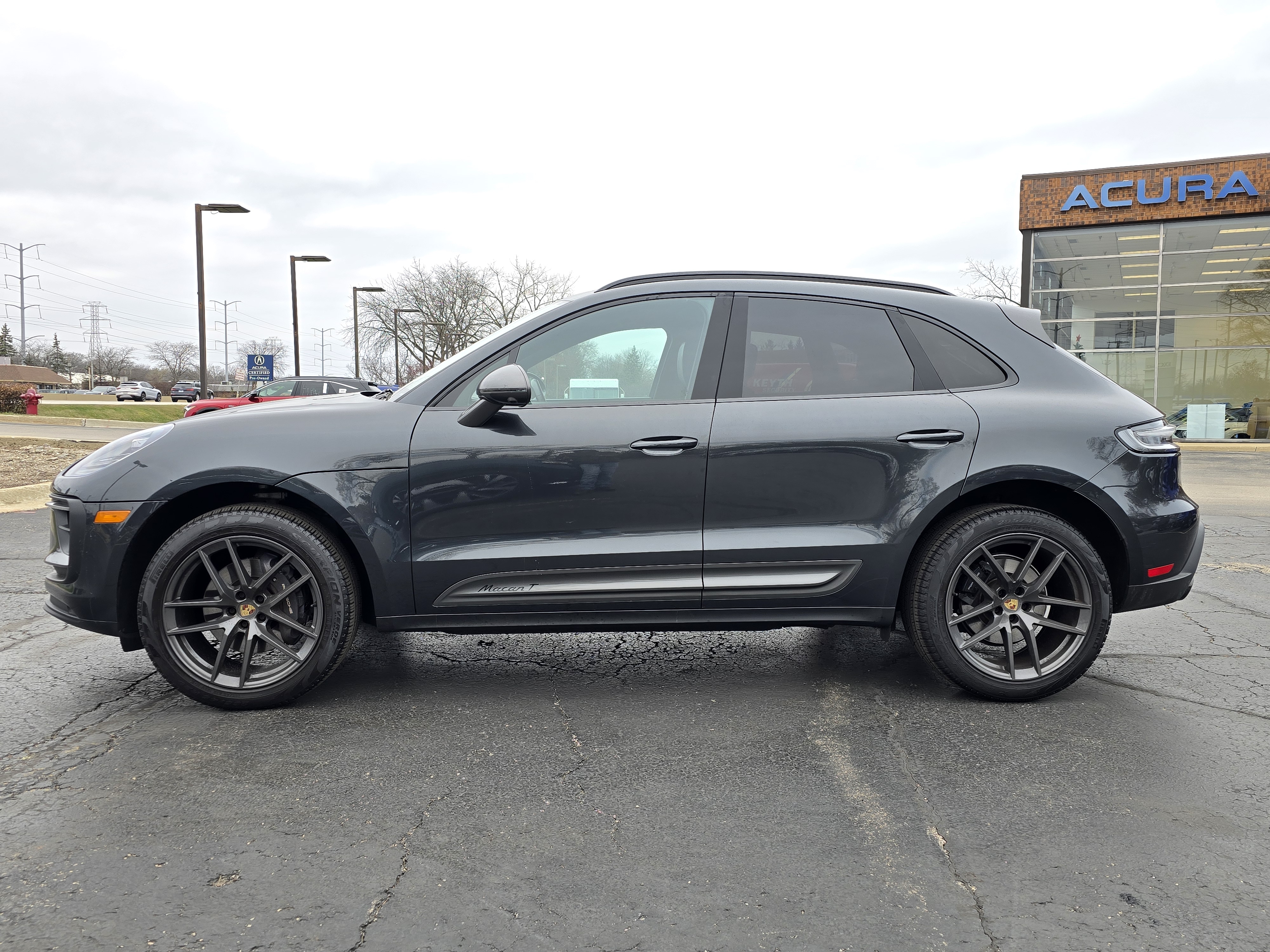 2023 Porsche Macan T 3