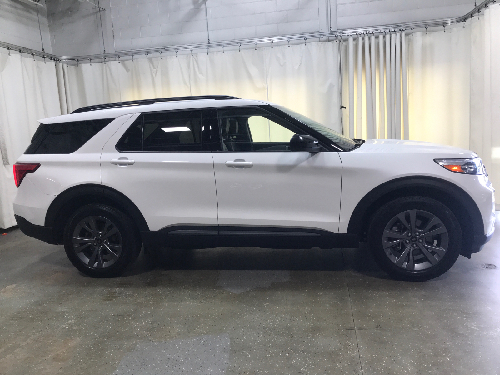 2022 Ford Explorer XLT 2