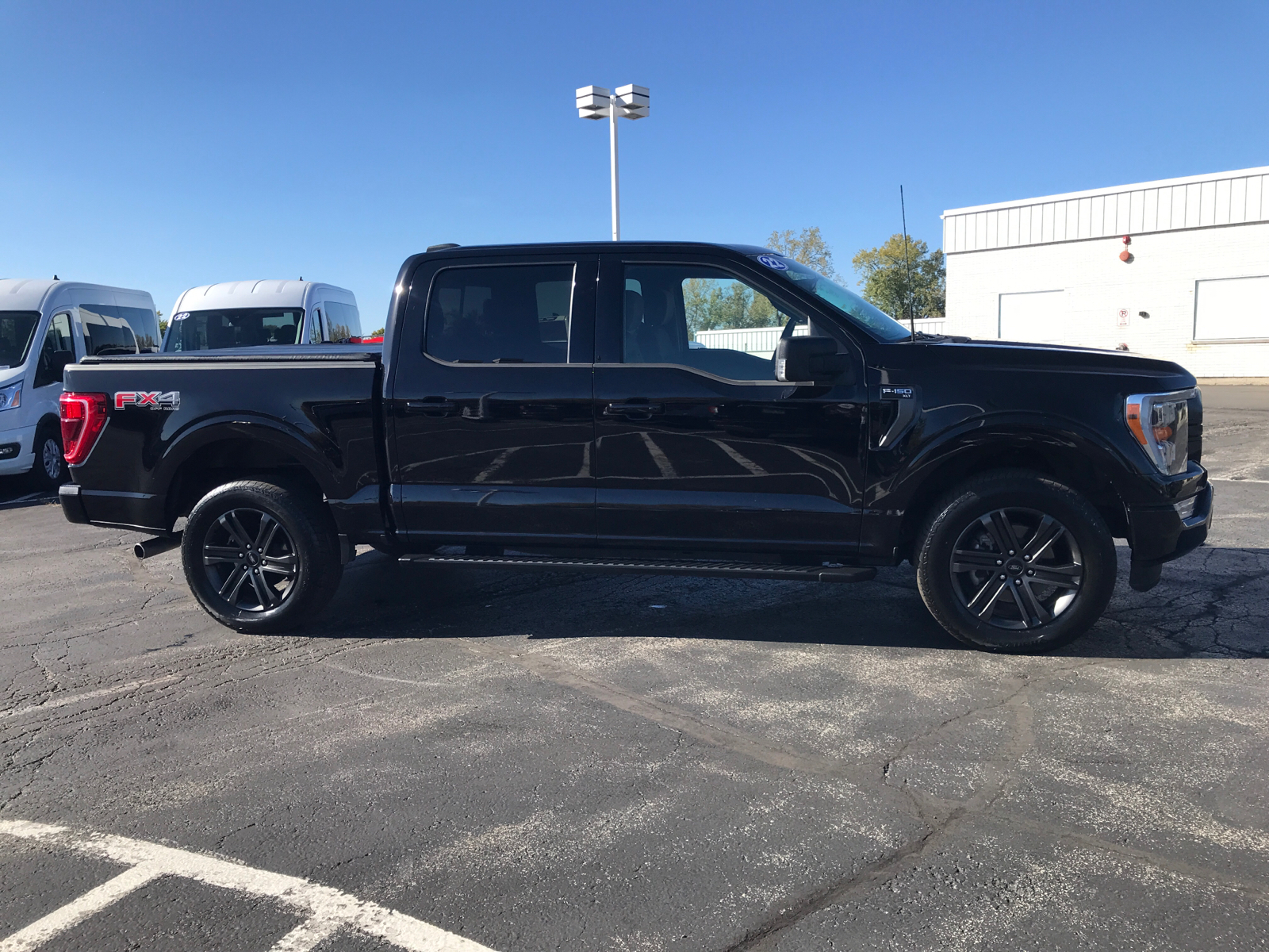 2022 Ford F-150 XLT 2