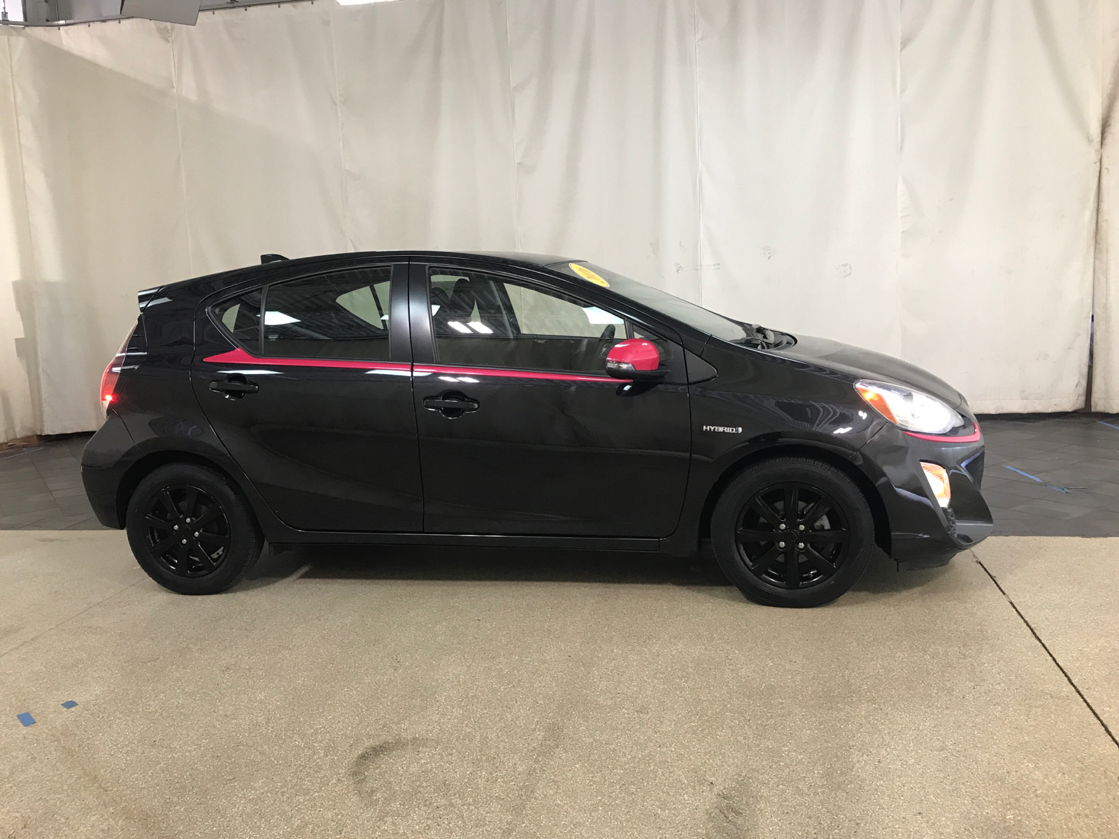 2016 Toyota Prius c Persona Series FWD 2