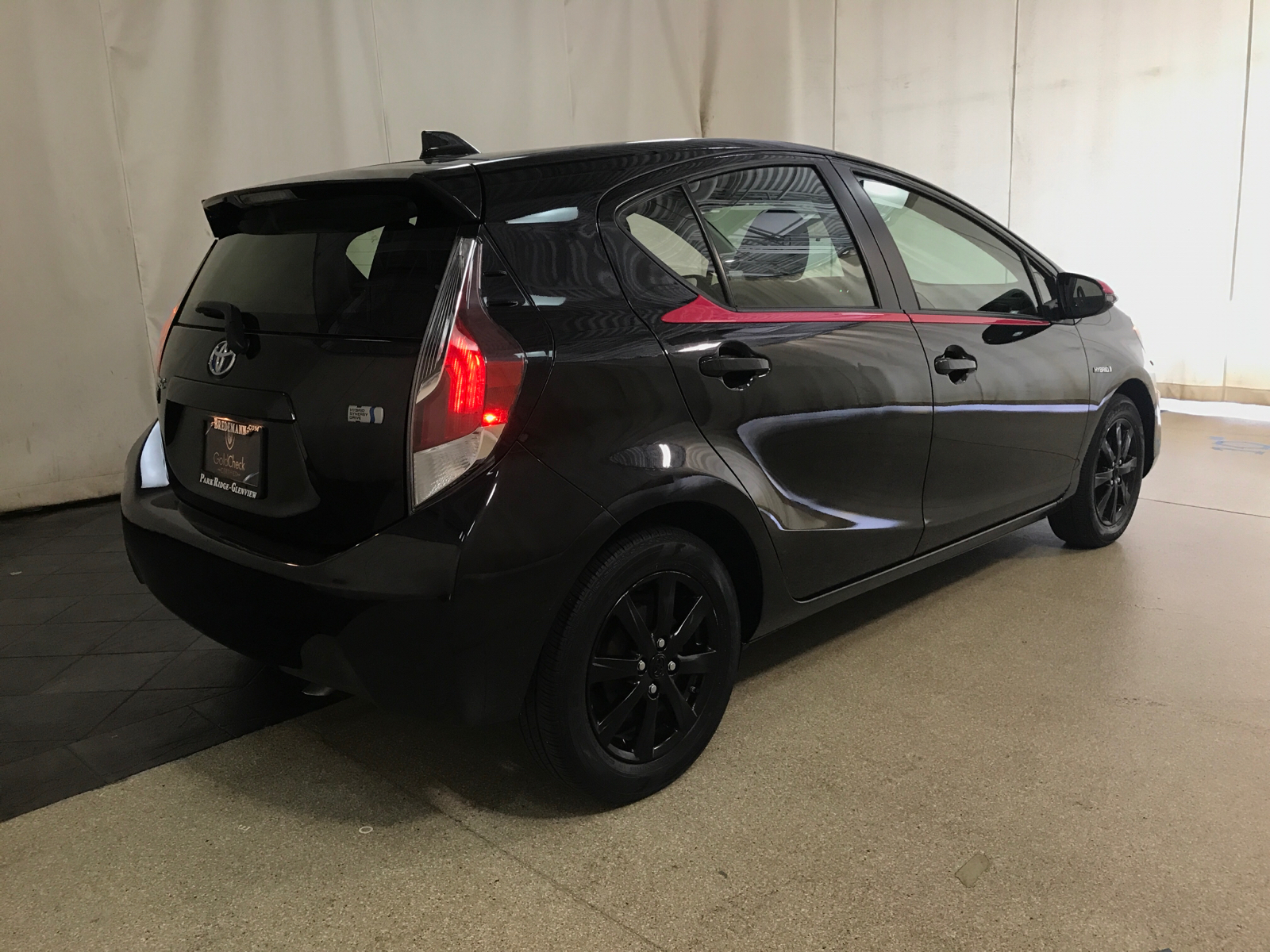 2016 Toyota Prius c Persona Series FWD 3