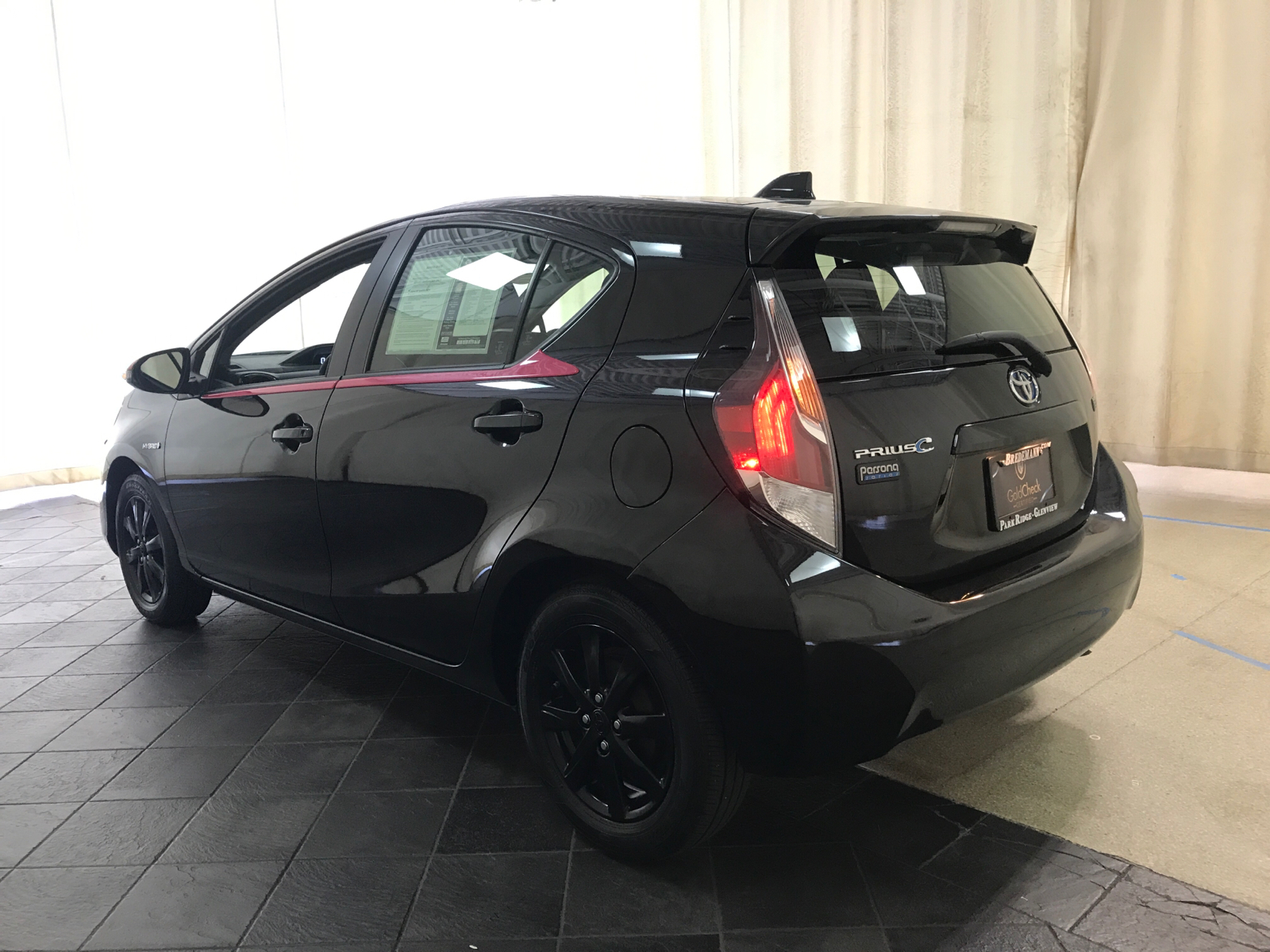 2016 Toyota Prius c Persona Series FWD 4