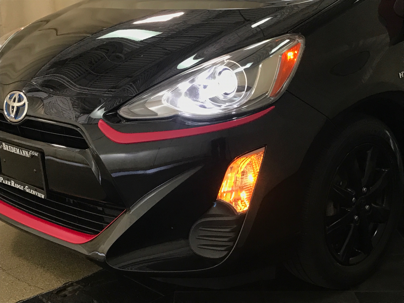 2016 Toyota Prius c Persona Series FWD 22